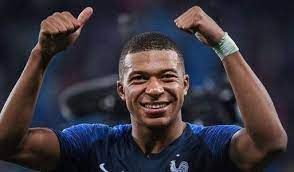 Alguém joga camisa do Real Madrid em Mbappé